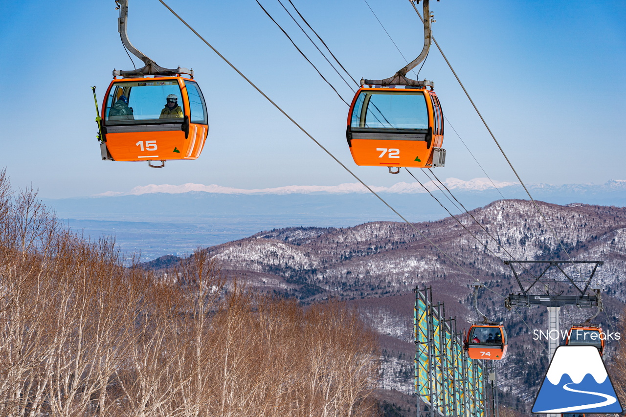 札幌国際スキー場｜ゴールデンウイーク初日も全コース滑走可能OK！！真っ白な雪と澄んだ青空 ＝ 絶好の春スキー＆スノーボード日和♪そして、日本海の彼方に、なんと利尻富士が見えた？！